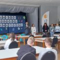 Na zdjęciu widoczny wójt gminy podczas przemowy. Na fotografii widoczna także dyrektor szkoły z Radomierza i dyrektor szkoły z Kluczewa, a także kierownik wydziału oświaty i sportu z urzędu gminy.
