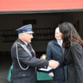 Na zdjęciu radna powiatu, która składa gratulacje dh Danielowi Jakób.