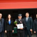 Na zdjęciu m.in wicestarosta powiatu, radna powiatu i druh Daniel Jakób, który trzyma czek na kwotę 2 000 zł.
