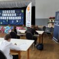 Na fotografii uczniowie podczas rozwiązywania testu konkursowego.