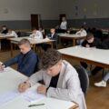 Na fotografii uczniowie podczas rozwiązywania testu konkursowego.