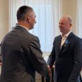 Na fotografii widoczny wójt gminy Przemęt, który składa gratulacje jednemu ze sołtysów.