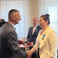 Na fotografii wójt Janusz Frąckowiak składa gratulacje pani Monice Maćkowiak.