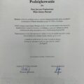 Zdjęcie przedstawia dokument z nagłówkiem: Samodzielny Publiczny Zespół Opieki Zdrowotnej w Kościanie Powiat Kościański Pod nagłówkiem widnieje tytuł: Podziękowanie dla Pana Janusza Frąckowiaka Wójta Gminy Przemęt Treść dokumentu: Składamy serdeczne podziękowania za okazane wsparcie finansowe, które umożliwiło modernizację Oddziału Rehabilitacyjnego SP ZOZ w Kościanie. Dzięki zaangażowaniu Gminy Przemęt możliwe stało się stworzenie nowoczesnych i komfortowych warunków leczenia i rehabilitacji, co znacząco wpłynie na jakość świadczonych usług oraz poprawę stanu zdrowia naszych pacjentów. Państwa pomoc to nie tylko inwestycja w infrastrukturę, ale przede wszystkim wyraz odpowiedzialności, empatii i troski o lokalną społeczność. W środku przytoczono cytat: „Człowiek jest wielki nie przez to, co ma, lecz przez to, kim jest; nie przez to, co posiada, lecz przez to, czym dzieli się z innymi.” — Jan Paweł II Na dole dokumentu widnieje podpisana formuła: Z wyrazami szacunku i wdzięczności Dyrektor SP ZOZ w Kościanie (podpis) Wojciech Maćkowiak Starosta Kościański (podpis) Artur Opas Na dole strony: Kościan, 16 maja 2025 roku