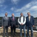 Na zdjęciu wicemarszałek, wójt i producenci szparagów. W tle pole szparagów.
