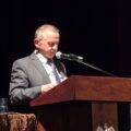 Na zdjęciu widoczny mężczyzna, który przemawia na uroczystości.