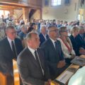 Na zdjęciu osoby siedzące w ławkach podczas mszy. Wśród tych osób wójt Janusz Frąckowiak oraz radny gminy Jerzy Klecha.