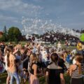 Na zdjęciu widoczne dzieci, które bawią się w pianie podczas piana party.