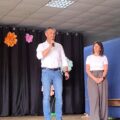 Na zdjęciu widoczny wójt oraz dyrektor szkoły i przedszkola z Radomierza Patrycja Kmieciak. Wójt przemawia podczas wydarzenia.