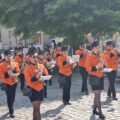Na zdjęciu widoczna orkiestra podczas przemarszu.