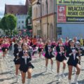 Na zdjęciu widoczne mażoretki podczas przemarszu.