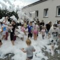 Na zdjęciu widać dzieci bawiące się podczas piana party.