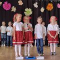 Na zdjęciu występ artystyczny dzieci na scenie.