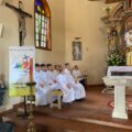 Na zdjęciu widoczni ministranci.