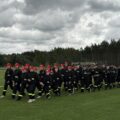 Na zdjęciu widoczne drużyny, które wchodzą na płytę boiska.