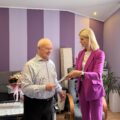Na zdjęciu zastępca kierownika USC wręcza jubilatowi list gratulacyjny.
