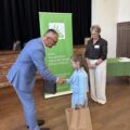 Na zdjęciu wójt Janusz Frąckowiak wręcza laureatce upominek i składa gratulacje. Na zdjęciu także kierownik Placówki Terenowej KRUS Renata Feiffer.