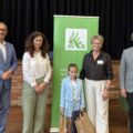 Wspólne zdjęcie, na którym są wójtowie, kierownik Placówki Terenowej KRUS, dyrektor GCKiB oraz laureatka, która pozuje z dyplomem i upominkami.