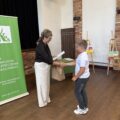 Na zdjęciu kierownik Placówki Terenowej KRUS Renata Feiffer wręcza laureatowi dyplom i składa gratulacje.