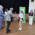 Na zdjęciu wójt gminy Siedlec wręcza laureatce upominek i składa gratulacje. Na zdjęciu także wójt gminy Przemęt i dyrektor GCKiB.