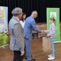 Na zdjęciu wójt Janusz Frąckowiak wręcza laureatce upominek i składa gratulacje. Na zdjęciu także wójt gminy Siedlec i dyrektor GCKiB.