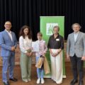 Wspólne zdjęcie, na którym są wójtowie, kierownik Placówki Terenowej KRUS, dyrektor GCKiB oraz laureatka, która pozuje z dyplomem i upominkami.