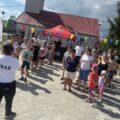 Na zdjęciu widoczne dzieci i osoby dorosłe podczas jednej z przygotowanych zabaw.