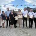 Grupowe zdjęcie, na którym jest m.in. Przewodnicząca Rady Monika Maćkowiak, Wiceprezes Zarządu Oddziału Gminnego ZOSP RP w Przemęcie Michał Żok, sołtys Kluczewa, osoby z OSP Kluczewo i inne. Niektóre z osób trzymają podziękowania w formie ozdobnych kartek.