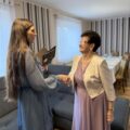 Na zdjęciu uchwycono moment, gdy pani Natalia Chomska wręcza jubilatce list gratulacyjny i składa życzenia.