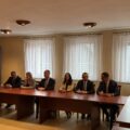 Na zdjęciu przedstawiciele z urzędów siedzą w sali przy stole.