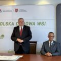 Na fotografii marszałek podczas przemowy. Koło niego siedzi wójt gminy Przemęt. W tle ścianka gminy Przemęt oraz ścianka z napisem "Wielkopolska Odnowa Wsi".