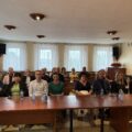 Na zdjęciu przedstawiciele nagrodzonych sołectw siedzą w sali sesyjnej.