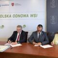 Na fotografii wójt gminy Przemęt, marszałek województwa wielkopolskiego oraz skarbnik gminy Przemęt podczas podpisywania umów. W tle ścianka gminy Przemęt oraz ścianka z napisem "Wielkopolska Odnowa Wsi".