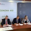 Na fotografii wójt gminy Siedlec, marszałek województwa wielkopolskiego oraz skarbnik gminy Siedlec podczas podpisywania umów. W tle ścianka gminy Przemęt oraz ścianka z napisem "Wielkopolska Odnowa Wsi".