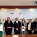 Na fotografii wójt gminy Siedlec, marszałek województwa wielkopolskiego, skarbnik gminy Siedlec oraz przedstawiciele sołectw z Jażyńca i z Kopanicy. Przedstawiciele sołectwa Jażyniec trzymają tabliczkę, na której widnieje kwota 34 821 zł, a u przedstawicieli sołectwa Kopanica jest to kwota 67 957 zł. W tle ścianka gminy Przemęt, ścianka gminy Siedlec oraz ścianka z napisem "Wielkopolska Odnowa Wsi".