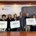 Na fotografii wójt gminy Przemęt, skarbnik gminy Przemęt oraz przedstawiciele sołectw z Moch, Bucza i Poświętna. Przedstawiciele sołectw trzymają tabliczki z kwotami dofinansowań. W tle ścianka gminy Przemęt oraz ścianka z napisem "Wielkopolska Odnowa Wsi".