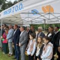 Na fotografii osoby obecne na uroczystości, stoją pod namiotem podczas mszy świętej.
