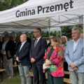 Na fotografii osoby obecne na uroczystości, stoją pod namiotem podczas mszy świętej. Na zdjęciu m.in. wójt gminy Przemęt, wicestarosta wolsztyński, sołtysi Solca i Solca Nowego.