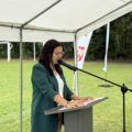 Na zdjęciu druhna Julita Nitschke przemawia przez mikrofon.