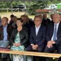 Na fotografii osoby obecne na uroczystości, stoją pod namiotem podczas mszy świętej.