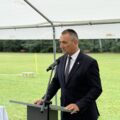 Na zdjęciu uchwycono moment przemowy z mównicy wójta gminy Janusza Frąckowiaka.