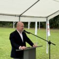 Na zdjęciu uchwycono moment przemowy z mównicy wicestarosty Mariusza Silskiego.