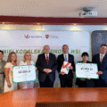 Na fotografii zastępca burmistrza gminy Wolsztyn, marszałek województwa wielkopolskiego, skarbnik gminy Wolsztyn oraz przedstawiciele sołectw z Adamowa i z Karpicka. Przedstawiciele sołectwa Adamowo trzymają tabliczkę, na której widnieje kwota 50 000 zł, a u przedstawicieli sołectwa Karpicko jest to kwota 45 000 zł. W tle ścianka gminy Przemęt oraz ścianka z napisem "Wielkopolska Odnowa Wsi".