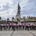 Na zdjęciu grupa uczestników pielgrzymki stoi na placu przed Jasną Górą. W tle widoczna jest Bazylika Jasnogórska oraz fragment placu przed świątynią. Uczestnicy uśmiechają się i pozują do zdjęcia z rowerami.