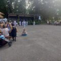 Na fotografii ludzie obserwujący pokaz taekwondo, który odbywa się na placu przed sceną.