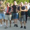 Na zdjęciu mieszkańcy Barchlina biorący udział w korowodzie. Niektórzy z nich mają instrumenty muzyczne takie jak trąbki i akordeon.