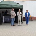 Na fotografii pani Małgorzata Kurzawa, która odczytuje list od wójta. Na zdjęciu także sołtys Biskupic oraz radna gminy Bernadeta Golińska.