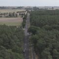 Nowa droga została sfotografowana z ujęcia lotniczego, ukazując jej przebieg w terenie.