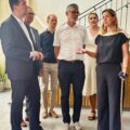 Na zdjęciu osoby biorące udział w spotkaniu rozmawiają.