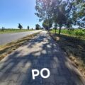 Na zdjęciu oznaczonym „PO” widzimy wyraźnie oczyszczony chodnik wzdłuż drogi – usunięto zalegający piasek, chwasty i resztki roślinne.